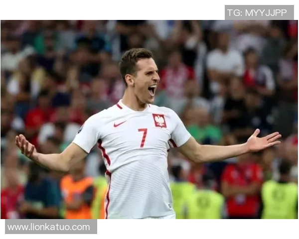 以足球明星为核心探讨全球足坛发展趋势及其影响力解析 以足球明星为核心探讨全球足坛发展趋势及其影响力解析