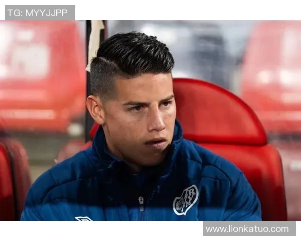 聚焦现役高个足球巨星场上优势与制胜关键解析 聚焦现役高个足球巨星场上优势与制胜关键解析