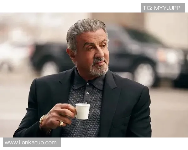 西装革履足球巨星绅士魅力与赛场激情完美结合 西装革履足球巨星绅士魅力与赛场激情完美结合